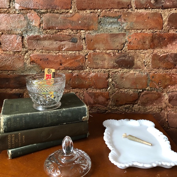 Vintage Milk Glass Tray / Rolling Tray - Picture 3 of 4